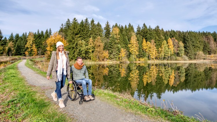 Ein Paar, der Mann ist Rollstuhlfahrer, macht einen Herbstspaziergang., © TMN/ Christian Bierwagen