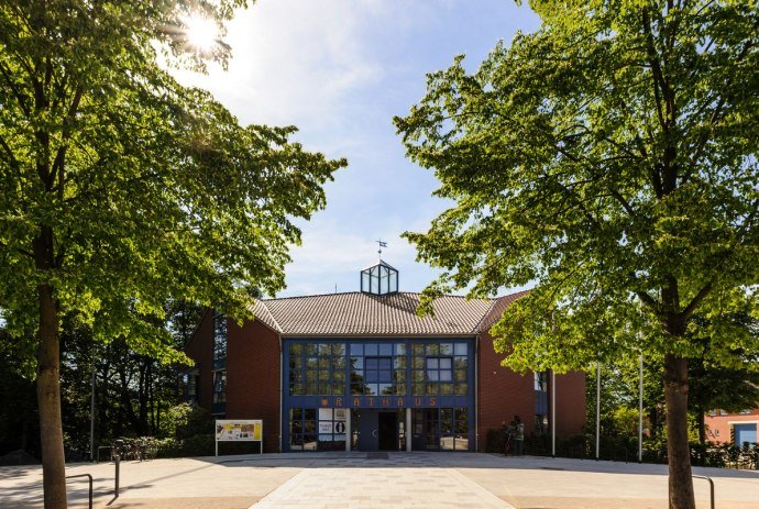 Im Rathaus Hermannsburg, unten links, befindet sich die Tourist Information der Gemeinde Südheide, © Lüneburger Heide GmbH