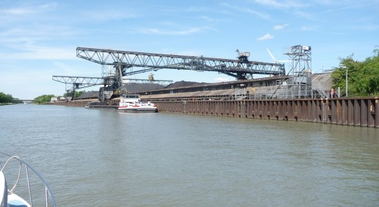 Boot fährt durch Kanal mit Blick auf Kaimauer, © Landesverband Motorbootsport Niedersachsen e.V.