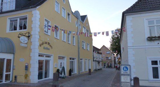 Beginn der Fußgängerzone mit dem gelben Café am Markt., © Touristik-Information Elsfleth