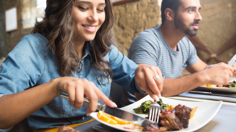 Mann und Frau im Restaurant, © Fotolia / jolopes