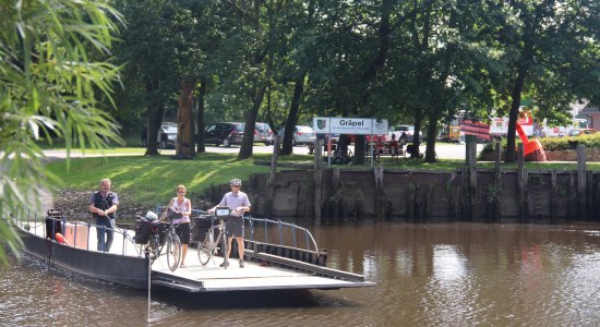 Radfahrer auf historischer Prahnfähre, © TV LK Stade/Elbe e. V. / Bianka Zydek