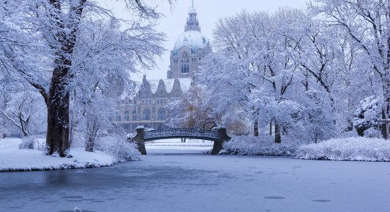 Neues Rathaus und Maschpark in Hannover mit Schnee, © Fotolia / Klaus Rein