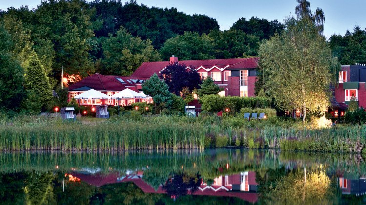 Außenansicht des Hotels bei Abendstimmung, © Köhlers Forsthaus / Günter Standl