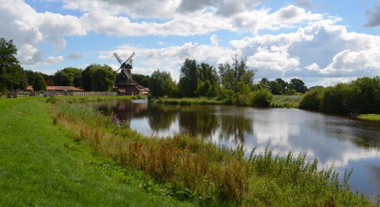 Am Deich in Apen mit Mühle, © Ostfriesland Tourismus GmbH