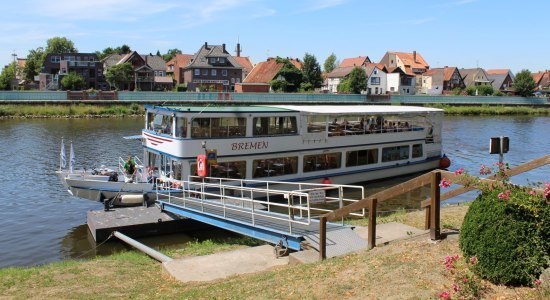 Die FGS Bremen legt am Ufer an, © Mittelweser Touristik GmbH