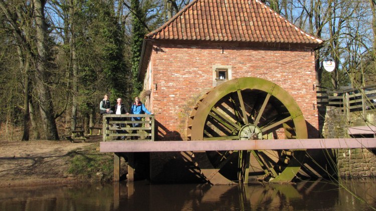 Drei Wanderer vor der Wassermühle in Eitzmühlen., © TouROW