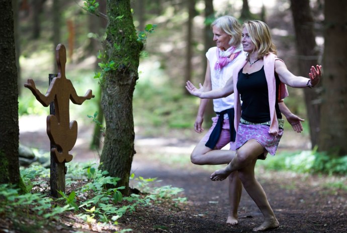 Zwei Frauen nehmen Yoga-Position im Yogawald ein, © Barfußpark Lüneburger Heide / Karsten Eichhorn