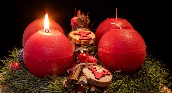 Adventskränze aus Naturmaterialien, © Pixabay