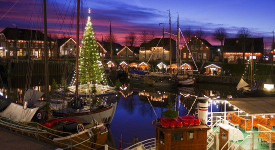 Hafen am Abend erleuchtet durch Lichterketten, © Ottmar Heinze