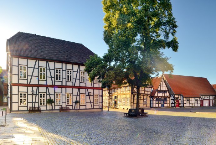 Marktplatz in Nienburg mit Fachwerkhäusern, © DZT/Carovillano