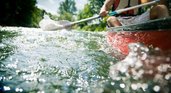 Junger Mann paddelt auf Fluss., © stock.adobe.com/nullplus