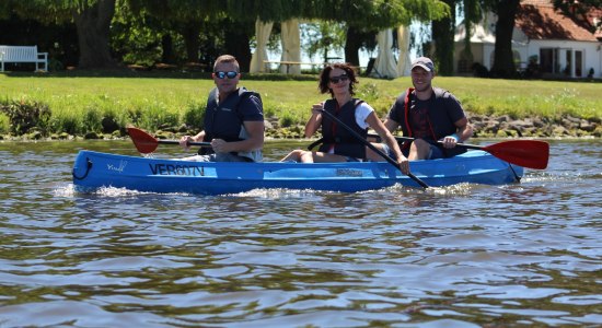 3 Personen fahren gemeinsam Kanu, © Mittelweser Touristik GmbH