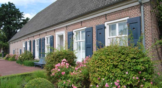 Das Haus Ringerbrüggen in Emlichheim, umgeben von Blumen, © Grafschaft Bentheim Tourismus e.V./ Mitarbeiter Grafschaft Bentheim Tourismus e.V.