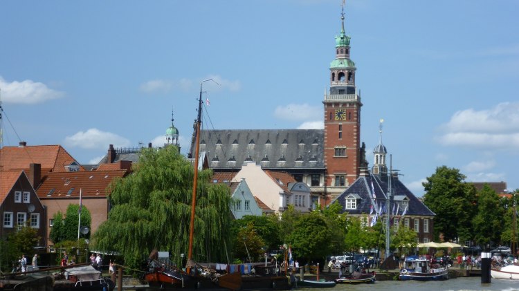 Hafen in Leer und Blick aufs Rathaus, © Stadt Leer / M. Salie