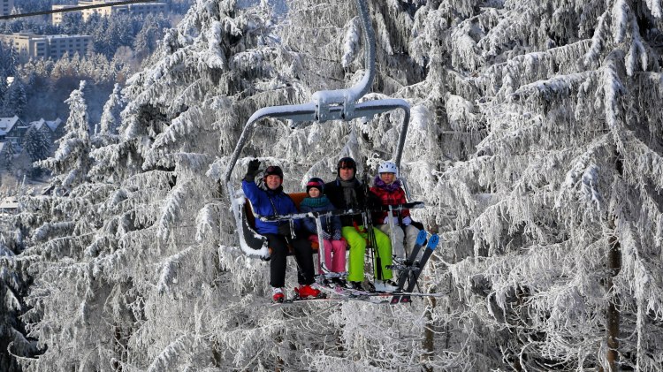 Familie auf dem Sessellift auf dem Bocksberg im Harz, © Erlebnisbocksberg / André Gleisberg