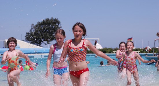 Kinder toben im Wasser, © Tourismus GmbH Gemeinde Dornum