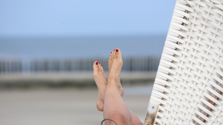 Füße im Strandkorb, © Kurverwaltung Wangerooge / Andre Hugel