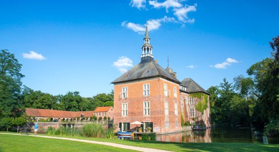 Blick auf das Schloss Gödens mit Wassergraben bei Sande, © Friesland-Touristik Gemeinschaft / Martin Stöver