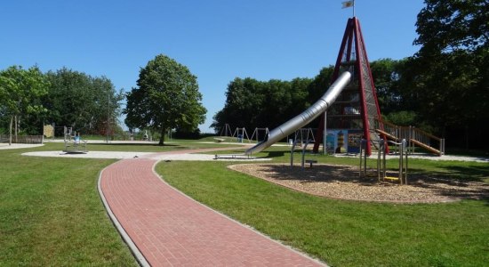 Blick auf die Spielplatzanlage und den Rutschturm, © Gemeinde Westoverledingen/ Kirsten Beening