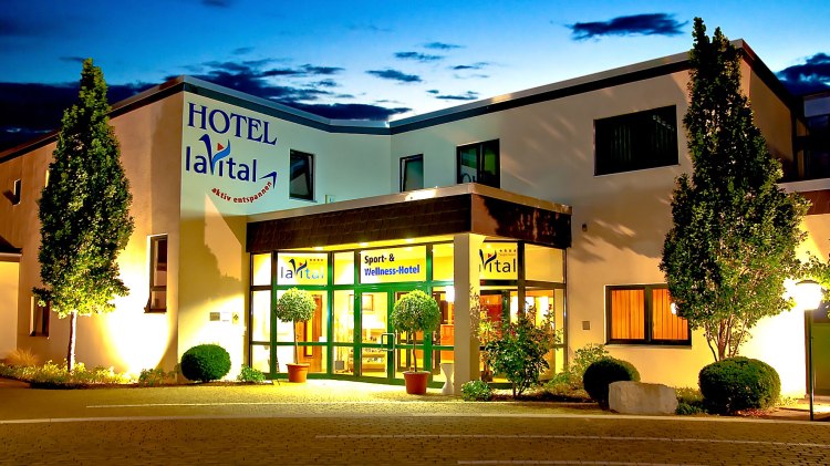Hoteleingang des laVital bei Abendstimmung, © laVital Sport- & Wellnesshotel