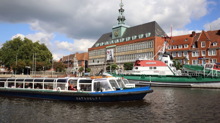 Delft mit Rathaus und Schiffen, © Emden Marketing und Tourismus GmbH/ Karl-Heinz Krämer