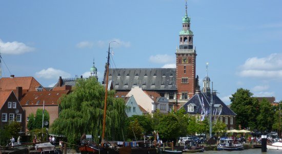 Hafen in Leer und Blick aufs Rathaus, © Stadt Leer / M. Salie