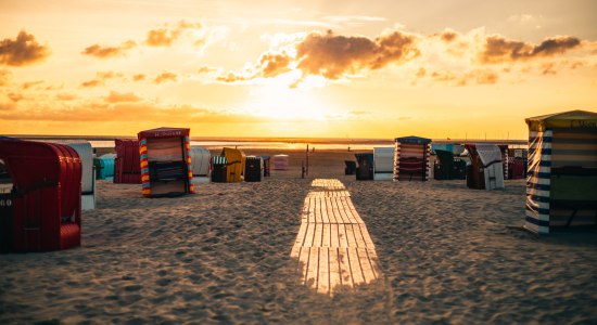 Sonnenuntergang am Nordstrand mit Strandzelten, © Nordseeheilbad Borkum GmbH / Moritz Kaufmann