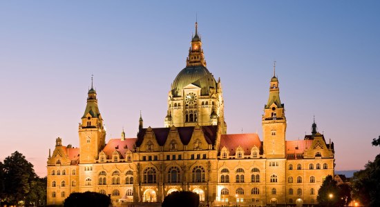 Neues Rathaus mit Maschteich bei Nacht, © Hannover Marketing &amp; Tourismus GmbH / Martin Kirchner