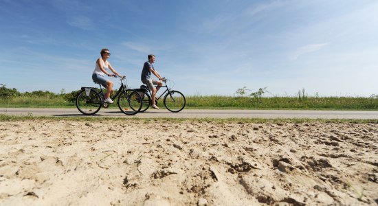 Radtour am Strand Kleinersiel, © Touristikgemeinschaft Wesermarsch / Meike Lücke