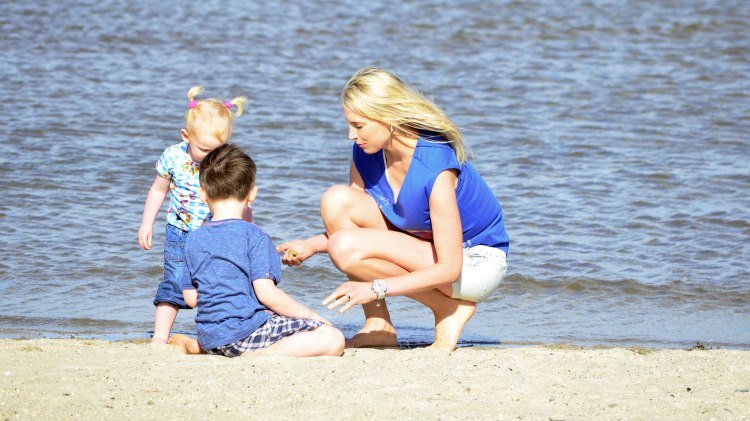 Eine Mutter sucht mit ihren beiden Kindern am Strand nach Muscheln., © Elischeba Wilde/ Pierre Wilde