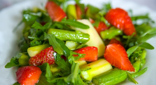 zubereiteter Salat mit Spargel, Rucola und Erdbeeren, © Adobe Stock |#140060588