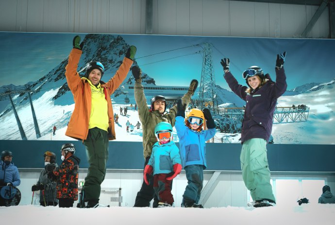 Erwachsene und Kinder im Snow Dome Bispingen, © Berg & Tal Abenteuer Resort