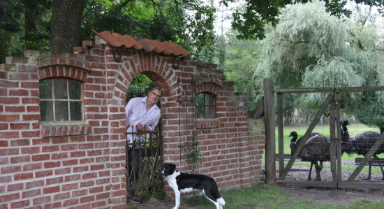 Johann Wiechers mit Hofhund und Emu, © Dettmershof