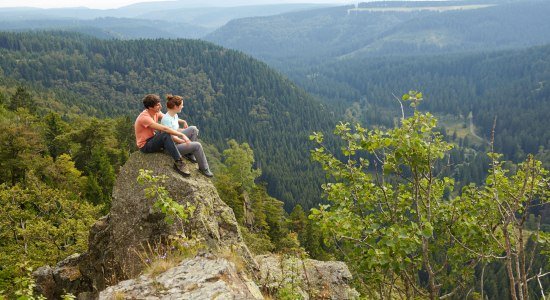 Pärchen blickt an den Hahnenkleeklippen über den Harz, © Harzer Tourismusverband / Marcus Gloger