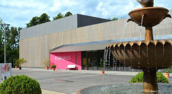 Außenansicht Kurhaus Bad Bevensen. Im Kurhaus befindet sich auch die Tourist-Information, © Bad Bevensen Marketing GmbH/ Nina Lüdemann