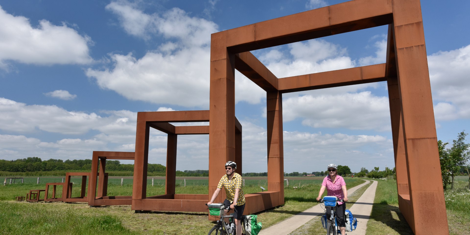 Zwei Radfahrer auf dem Hunte Radweg bei Diepholz, © TMN/Thorsten Brönner