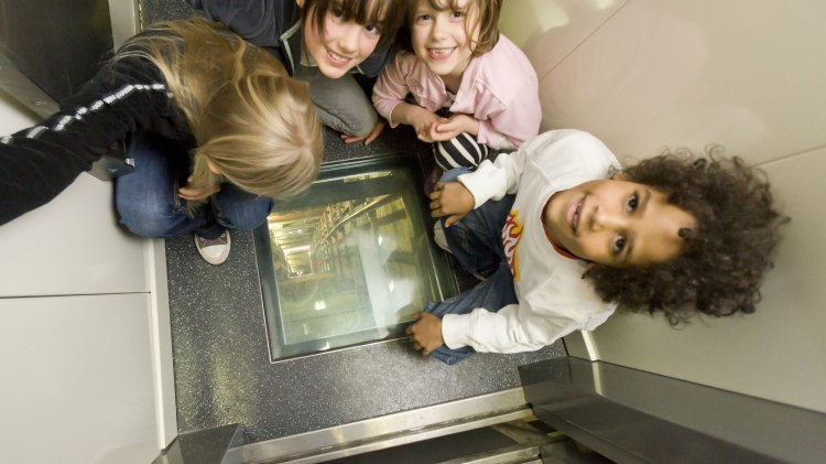 Kinder im Bogenaufzug im Neuen Rathaus Hannover, © HMTG / Michael Siebert