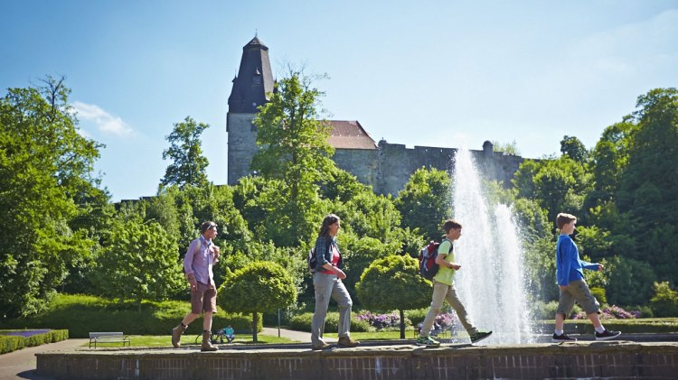 Wasserfontäne vor der Burg Bentheim, © Grafschaft Bentheim Tourismus / Rudi Schubert