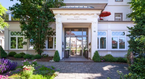 Blick auf den historischen Haupteingang mit Jugendstil-Elementen in der Fassade, © Hotel Noltmann-Peter