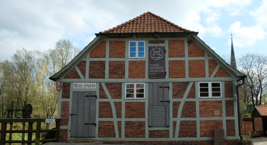 Das Handwerkermuseum befindet sich in der denkmalgeschützten Sittenser Wassermühle sowie in der gegenüberliegenden ehemaligen Scheune, die heute als Museumsschmiede genutzt wird. Das historische Fachwerkgebäude mit seinem langgezogenen Backsteinanbau liegt direkt an der Oste, nahe dem Mühlenteich.Erstmals urkundlich erwähnt wird die Mühle im 16. Jahrhundert. Ursprünglich zum Stift Verden gehörend, kam sie zu dieser Zeit in den Besitz des Horneburger Burgmanns Diedrich Schulte. 1701 wurde sie an die Müllerfamilie Bellmann übergeben. 1839 folgte mit der Einheirat des Müllers Friedrich Gohde ein weiterer Besitzerwechsel. Die Familie Gohde betrieb die Mühle bis in die 1980er Jahre., © Kerstin Thölke