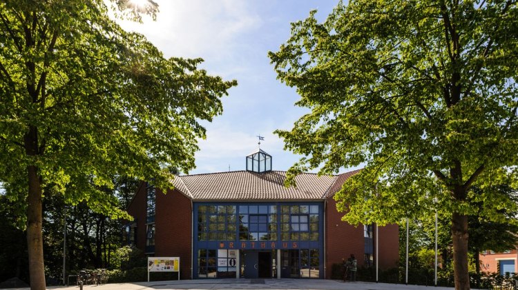 Im Rathaus Hermannsburg, unten links, befindet sich die Tourist Information der Gemeinde Südheide, © Lüneburger Heide GmbH