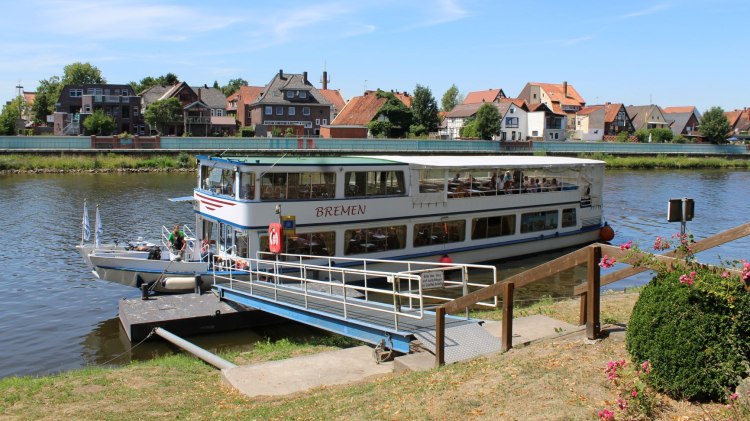 Die FGS Bremen legt am Ufer an, © Mittelweser Touristik GmbH