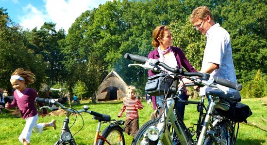 Familie mit Fahrrädern auf dem Bronzezeithof, © Grafschaft Bentheim Tourismus e.V./ Schubert