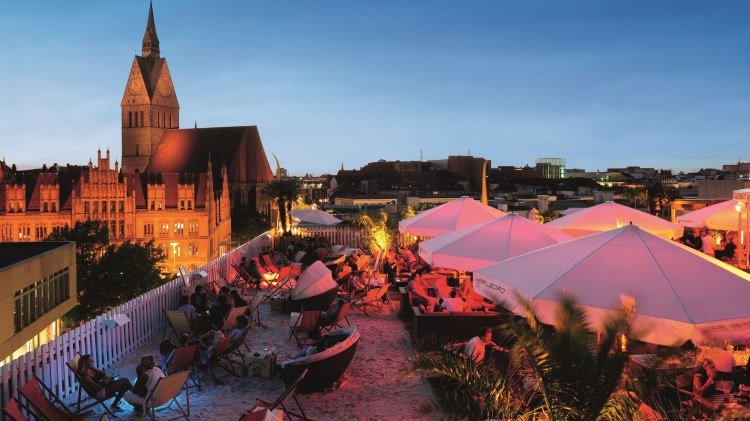 Blick von der Beachbar auf Marktkiche und Altes Rathaus, © Hannover Marketing &amp; Tourismus GmbH / Martin Kirchner