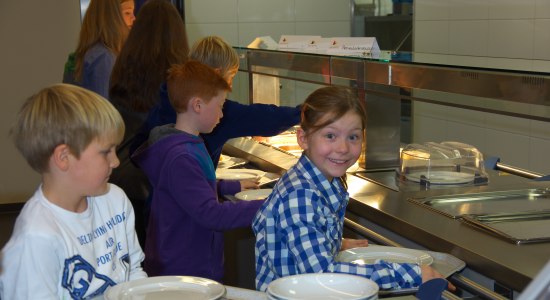 Kinder am Buffet., © Jugendgästehaus/ A. Depping