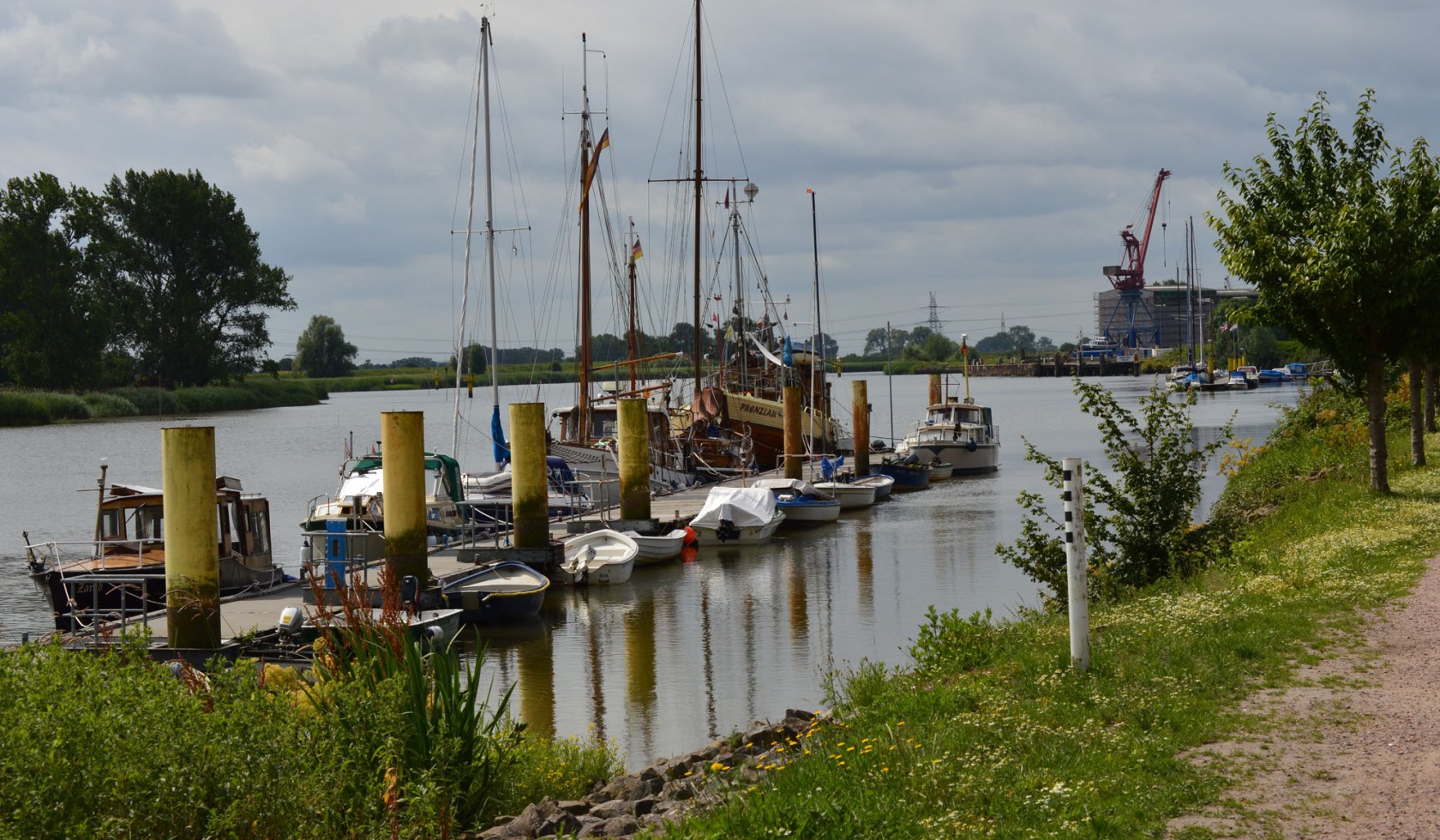 Der Fluss mit einem Steg und vielen kleinen Booten., © Touristik-Information Elsfleth