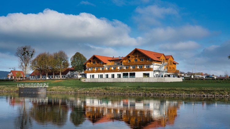 Außenansicht Grohnder Fährhaus mit der Weser im Vordergrund, © Grohnder Färhaus/ Rolf Sander