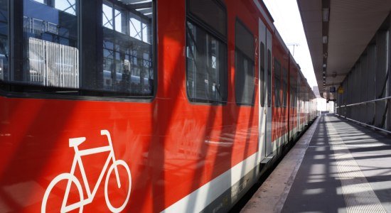 Regionalzug im Hauptbahnhof Hannover, im Vordergrund das Fahrradabteil, © TMN / Peter Hamel