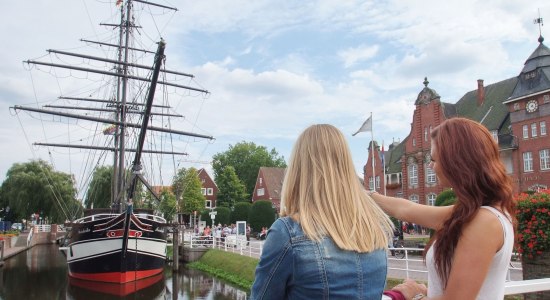 Zahlreiche Schiffsnachbauten am Hauptkanal entlang bilden ein einmaliges Schifffahrtsmuseum, © Papenburg Marketing GmbH / Ute Müller